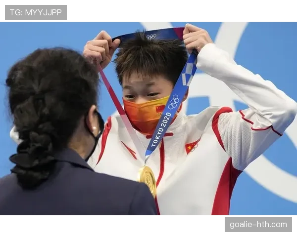 全红婵头顶金牌、手提菜篮，刷到这画面我笑不出来