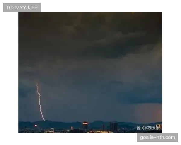 阿萨尔森比赛后直接冲进房间，谁知道他桌上放了些什么玩意儿？