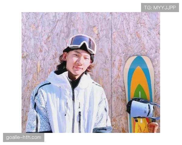 苏翊鸣居然穿球鞋逛街？我还以为滑雪冠军人设能hold住高冷狂拽呢！